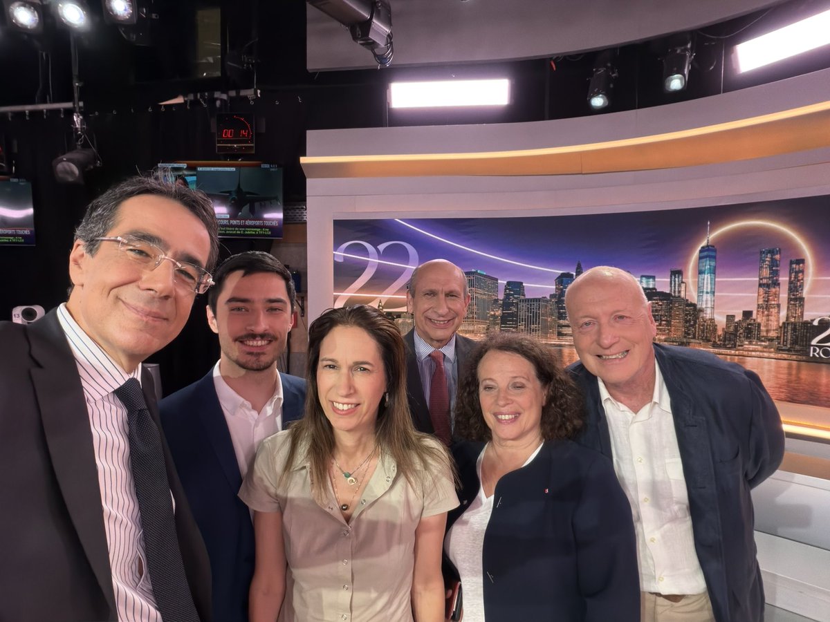 DariusRochebin's tweet photo. Chaleureux merci à vous de nous suivre ! 

Et merci à l’équipe de rédaction. Le 22h d’hier en tête des chaînes d’information, avec notamment @AurelienDuchene @RinaBassist @trinquand @SylvieBermann @renaudgirard Benoist Bihan @popoaviateur. https://t.co/DQjIZQX7xg