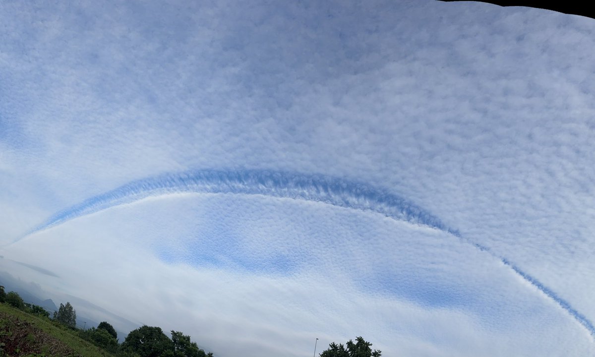 verdandi626's tweet photo. 17時30分頃の
函館上空の雲は
「消滅飛行雲（しょうめつひこううん）」て呼ばれる現象みたいですね。 https://t.co/1yLRzOeJQ0