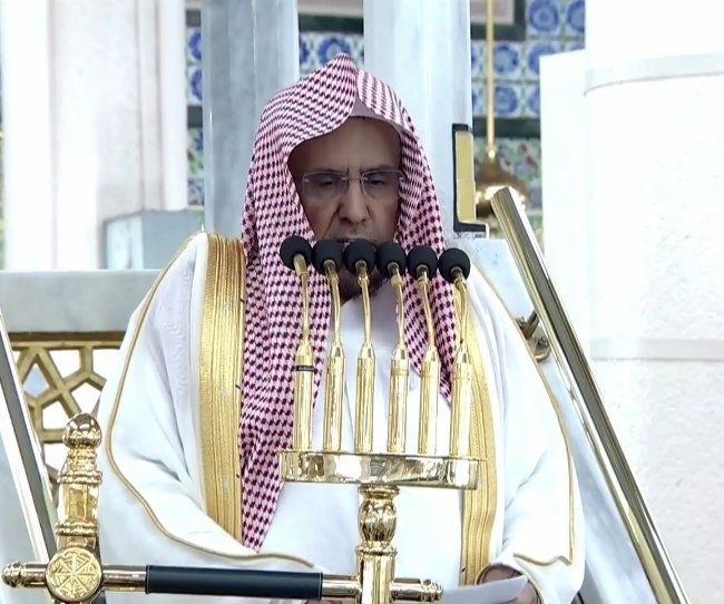 SaudiNewsFR's tweet photo. L'Imam et orateur de la mosquée Prophétique d'Al #Madinah, le Cheikh Dr Hussein Al Sheikh durant le sermon de ce vendredi :

« Évitez d'utiliser le divorce comme prétexte à des menaces. Les époux doivent faire preuve de patience et de réflexion, en évitant toute réaction hâtive, et le divorce n'est pas autorisé lorsque la situation est stable. »