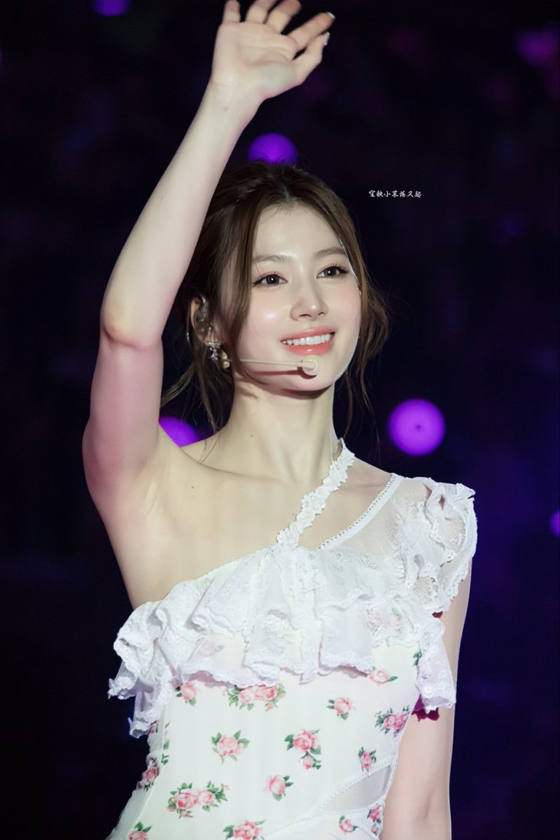 komgqiuxiaocai's tweet photo. 260712
每一次挥手都是希望下次再见
#TWICE #트와이스  
#사나 #SANA #サナ #凑崎纱夏 
#TWICE_THISISFOR_WORLD_TOUR 
#TWICE_THIS_IS_FOR_WORLD_TOUR_FINALE_IN_SEOUL https://t.co/5JVMncCRun