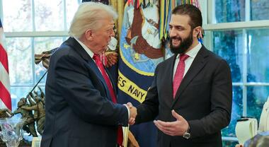 IPAZIA2025's tweet photo. #MementoHistoria

Dal gennaio 2025, la #Siria è governata da #AlSharaa alias #AlJolani, autore del golpe a #Damasco, capo dei tagliagole e persino cannibali rituali di Hayat Tahrir al-Sham, alias #HTS, alias #AlNusra alias #AlQaeda, e di veterani del califfato #ISIS. https://t.co/5Ma7ruAWxE