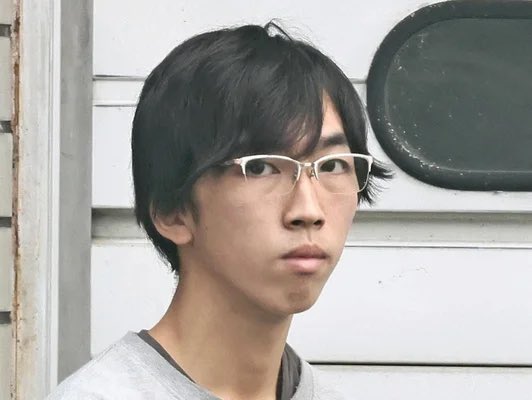 ariken_News's tweet photo. 闇バイトで無期懲役以上が確定した22歳のチー牛の物語】

逮捕時に

チー牛→「ボクは何年で出てこれますか？車運転しただけです！！」

弁護士→「はい？もう一生出れないよ」

チー牛→「呆然自失」

【宝田真月、事件当時22歳】

2024年10月に税金が払えず手っ取り早く金を稼げる仕事をSNSで探して日給15万円の簡単そうなバイトを見つける

シグナルで身分証を送り面接して、タタキ(強盗)だと知らされる

中卒でもあり、法律の知識皆無な為に車を用意して運転するだけなら大丈夫だろうと思い強盗仲間を事件現場に送るが、仲間が老人を殺害してしまう

ちなみに報酬はゼロ円ww

弁護士に「自分は車を運転しただけです！」と懇願するが、弁護士からもう一生刑務所から出れないよと言われるw

結果　強盗殺人の共謀共同正犯で起訴w

裁判の日程はまだ未定

無期or死刑　どちらになるんだろうか
