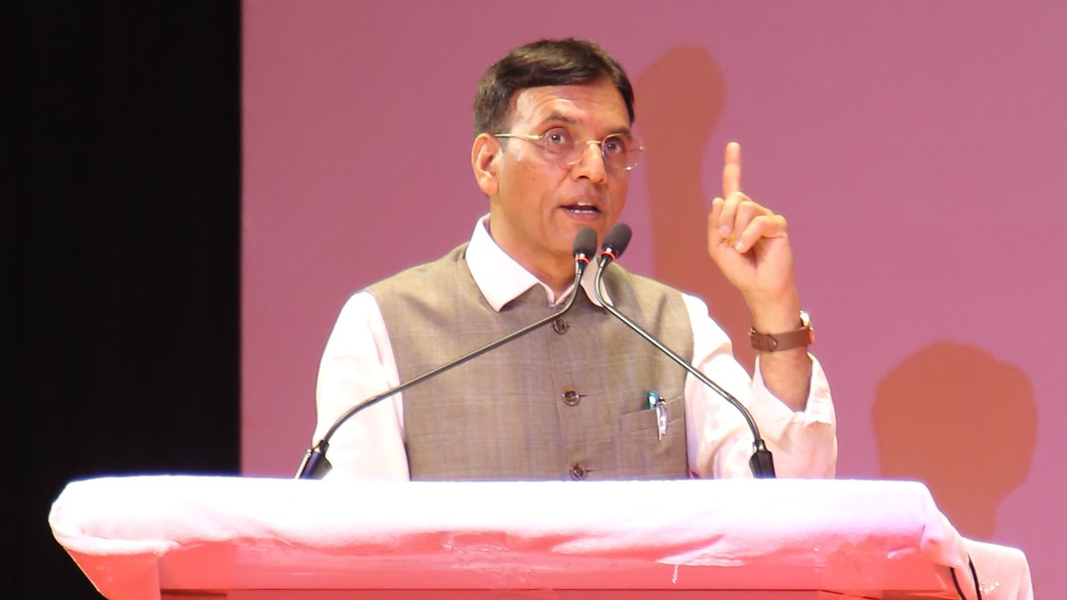 mansukhmandviya's tweet photo. Shaping the Leaders of Tomorrow!

Addressed 1,500+ MY Bharat youth volunteers at their orientation in Lucknow today and felicitated the top 5 winners of the 'Nation First Challenge'.

Under the visionary leadership of PM Shri @narendramodi ji, we are taking nation-building to the grassroots by activating youth power from block level.