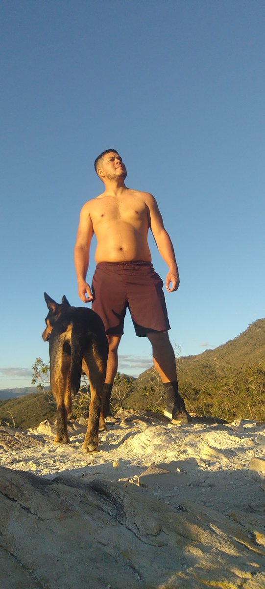 rafafrotam's tweet photo. A melhor companhia sempre encontra o melhor caminho. 🐕⛰️ https://t.co/usvOWeXOzp