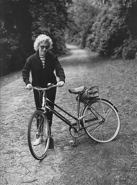 Clubpassionmar2's tweet photo. Bonne journée de vendredi.
Have a sweet Friday.
#Marilyn #marilynmonroe #clubpassionmarilyn #vélo #bicycle #windsorpark #arthurmiller https://t.co/5Tn5AddhFv