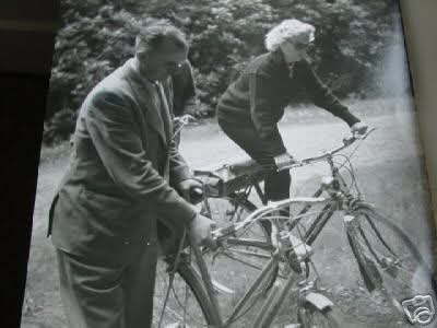 Clubpassionmar2's tweet photo. Bonne journée de vendredi.
Have a sweet Friday.
#Marilyn #marilynmonroe #clubpassionmarilyn #vélo #bicycle #windsorpark #arthurmiller https://t.co/5Tn5AddhFv