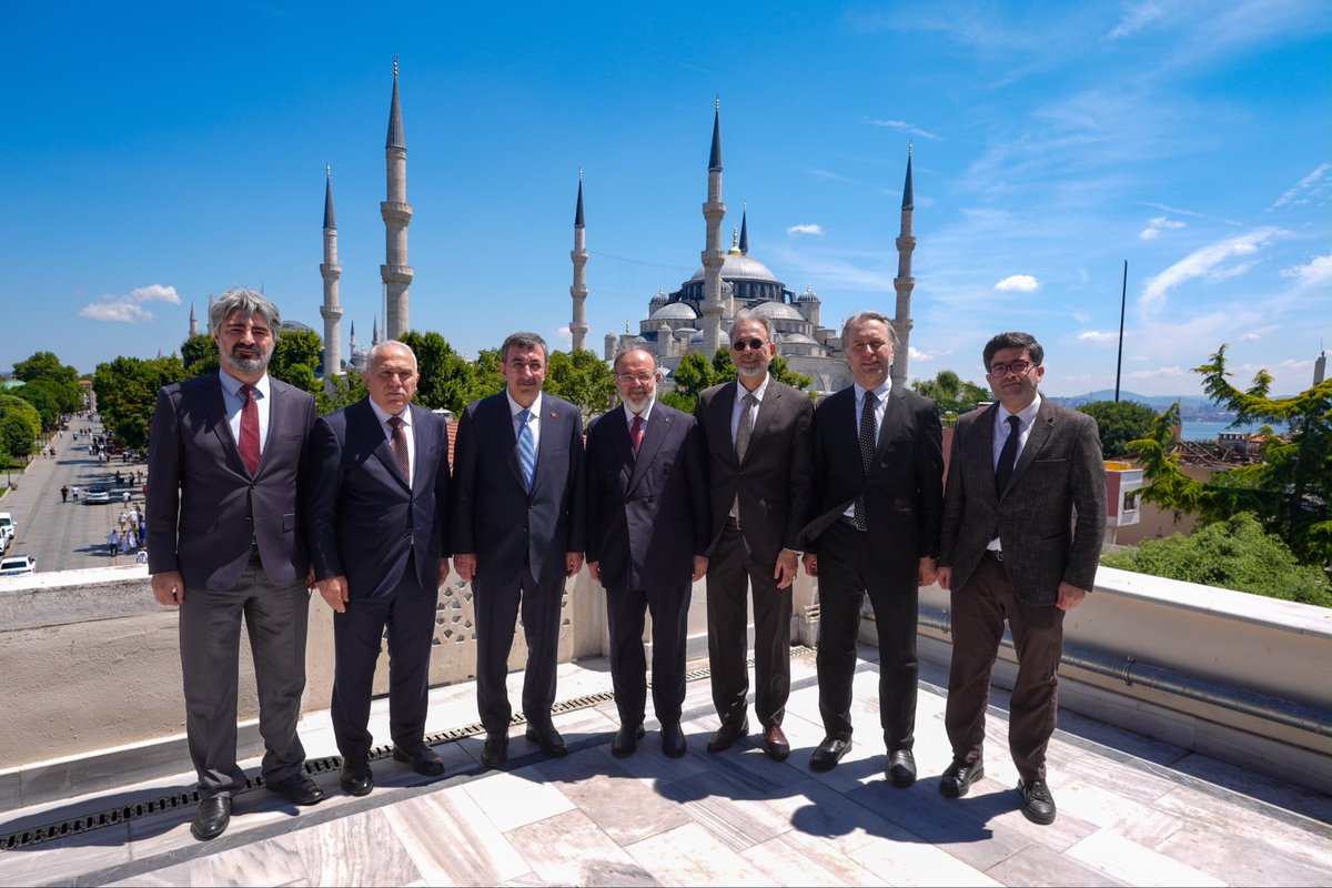 _cevdetyilmaz's tweet photo. Türkiye Uluslararası İslam, Bilim ve Teknoloji Üniversitemizi ziyaret ederek Rektörümüz Prof. Dr. Mehmet Görmez Hocamızla yürütülen çalışmaları ve önümüzdeki döneme ilişkin hazırlıkları istişare ettik. 

İslami ilimleri, beşeri ve temel bilimleri teknolojiyle aynı medeniyet idraki içinde buluşturmayı hedefleyen Üniversitemizin, köklü ilim geleneğimizi çağın imkanlarıyla yeniden yorumlayarak insanlığın ortak iyiliğine hizmet edecek güçlü bir ilim merkezi olacağına inanıyorum.

İstanbul’un kadim ilim ve medeniyet hafızası üzerinde yükselecek bu müstesna kurumun; bilgiyi hikmetle, bilimi ahlak ve sorumlulukla buluşturan öncü çalışmalara ev sahipliği yapmasını temenni ediyorum.

Kıymetli Mehmet Görmez Hocamıza ve çalışma arkadaşlarına nazik ev sahiplikleri için teşekkür ediyor, bu anlamlı ilim yolculuğunda başarılar diliyorum.