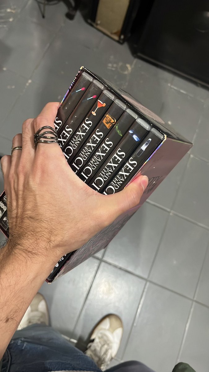 brinayonce's tweet photo. @sadforgirl eu achei num sebo do centro daqui, fui em um outro que tinha de todas as temporadas mas ia levar todo meu dinheiro embora https://t.co/QRz4zcDcGD