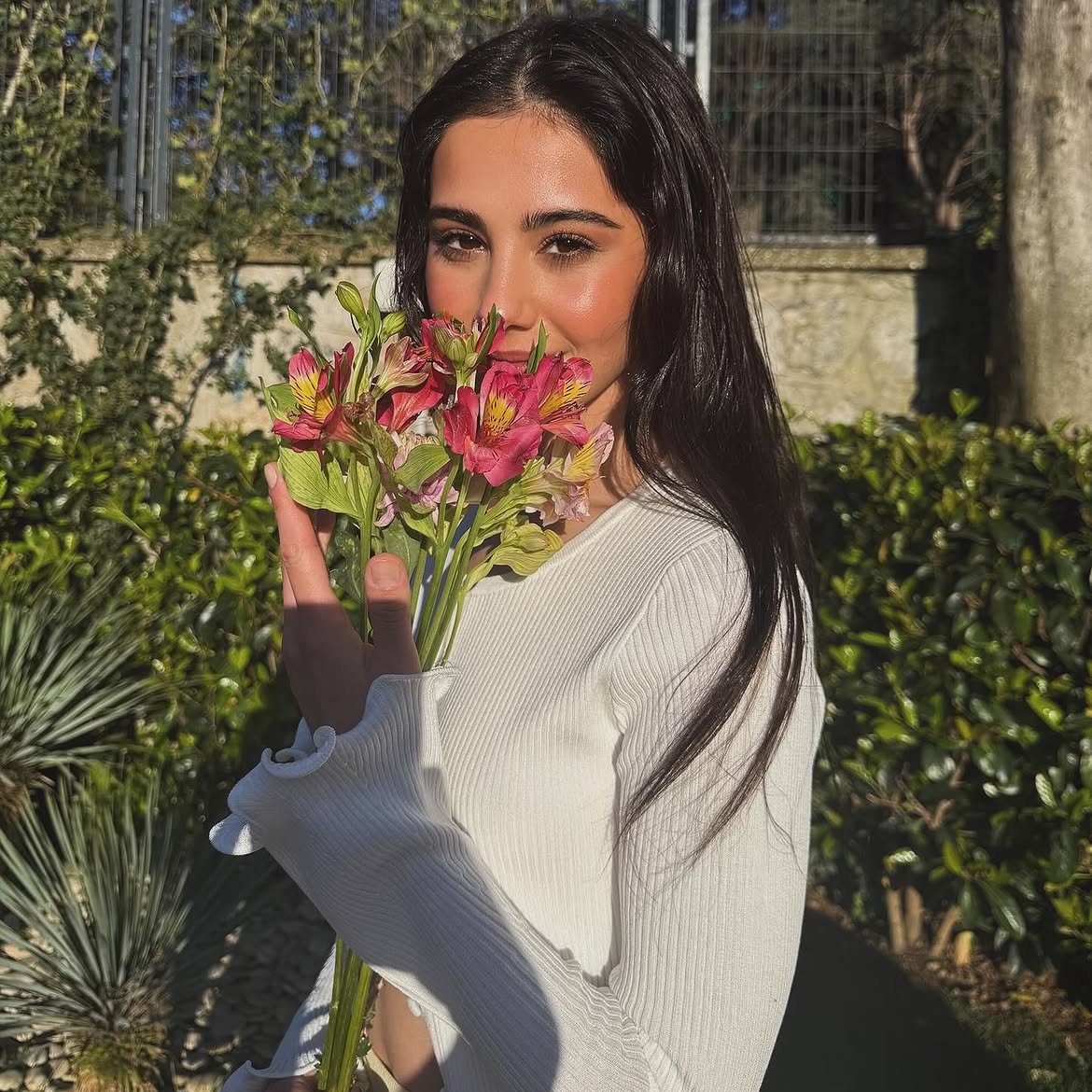 PopFestTR's tweet photo. Helin Kandemir ile Hakan Çelebi, Çiçekçi Kız dizisinde partner oldu.

TOD'un 13 bölümlük yeni dizisinde Helin Kandemir, iş hayatının karmaşasından sıkılıp kendisine hem kafe hem de çiçek satan bir mekan açan Nilüfer'e hayat verecek. (Birsen Altuntaş) https://t.co/Bh1umSXrjg