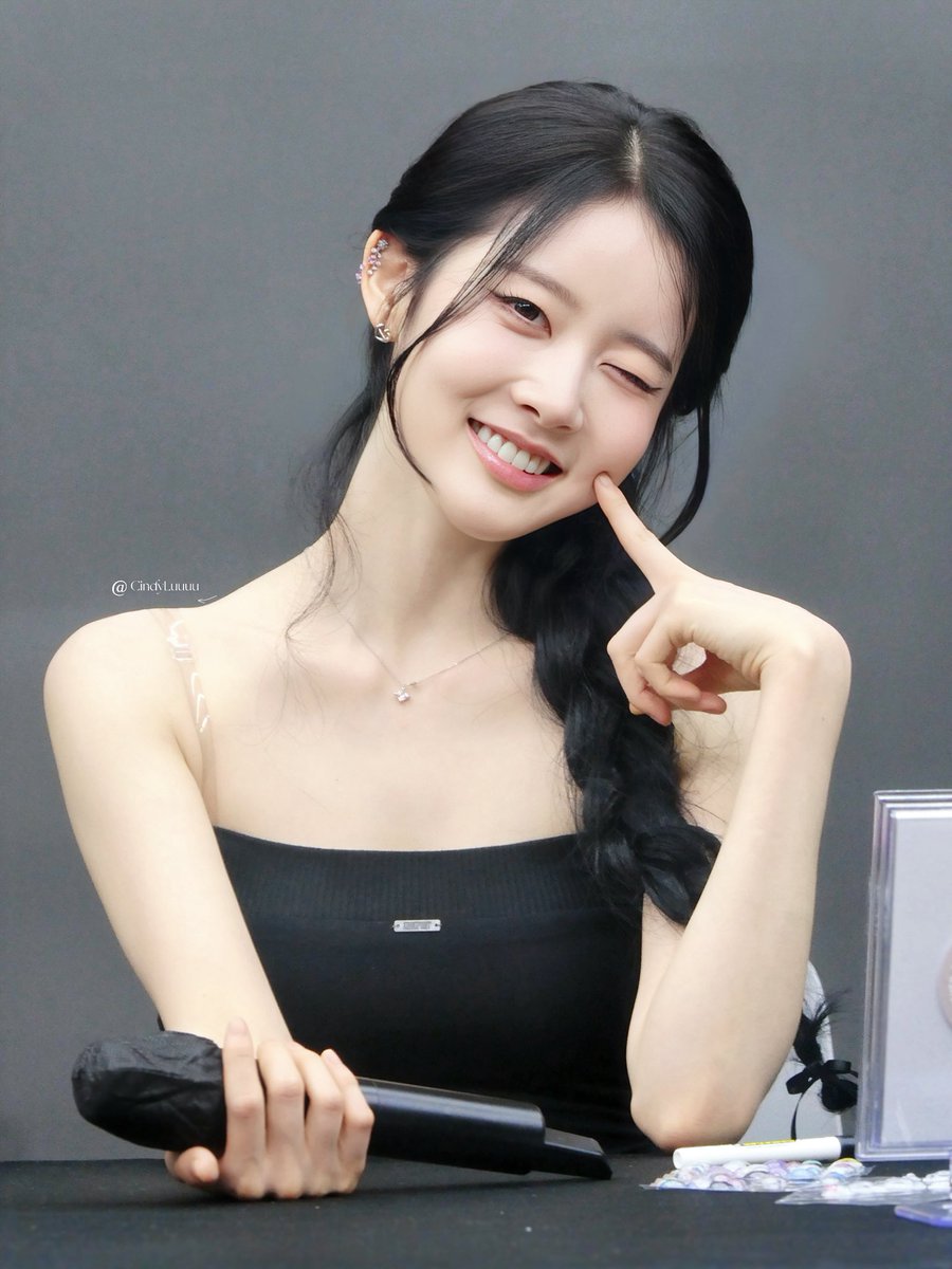 cindy_luuuuuyx's tweet photo. 260717 Hellolive

미모 체크!🖤

#STAYC #스테이씨 
#Sieun #시은 https://t.co/5zjLatIFbp