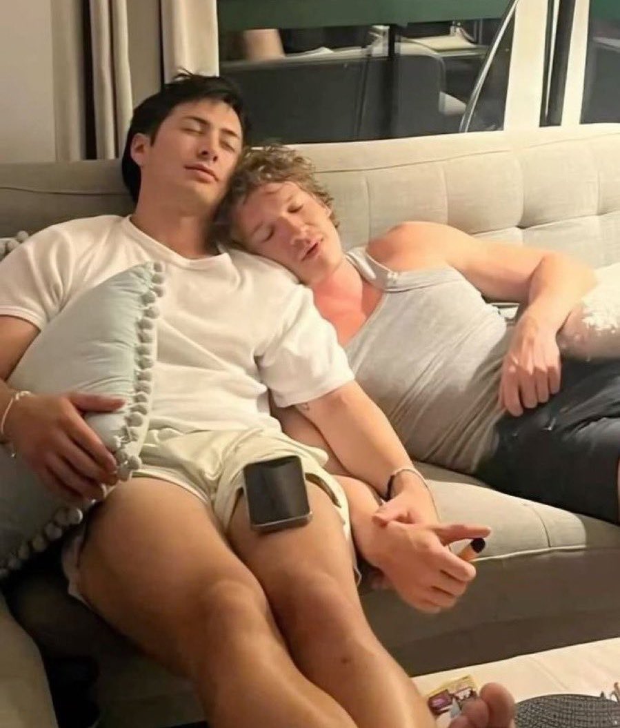 dedvvnutri's tweet photo. lying on top of each other, hudson is holding connor’s hand while they sleep…they’re so domestic here… https://t.co/xF9nL3iFOH