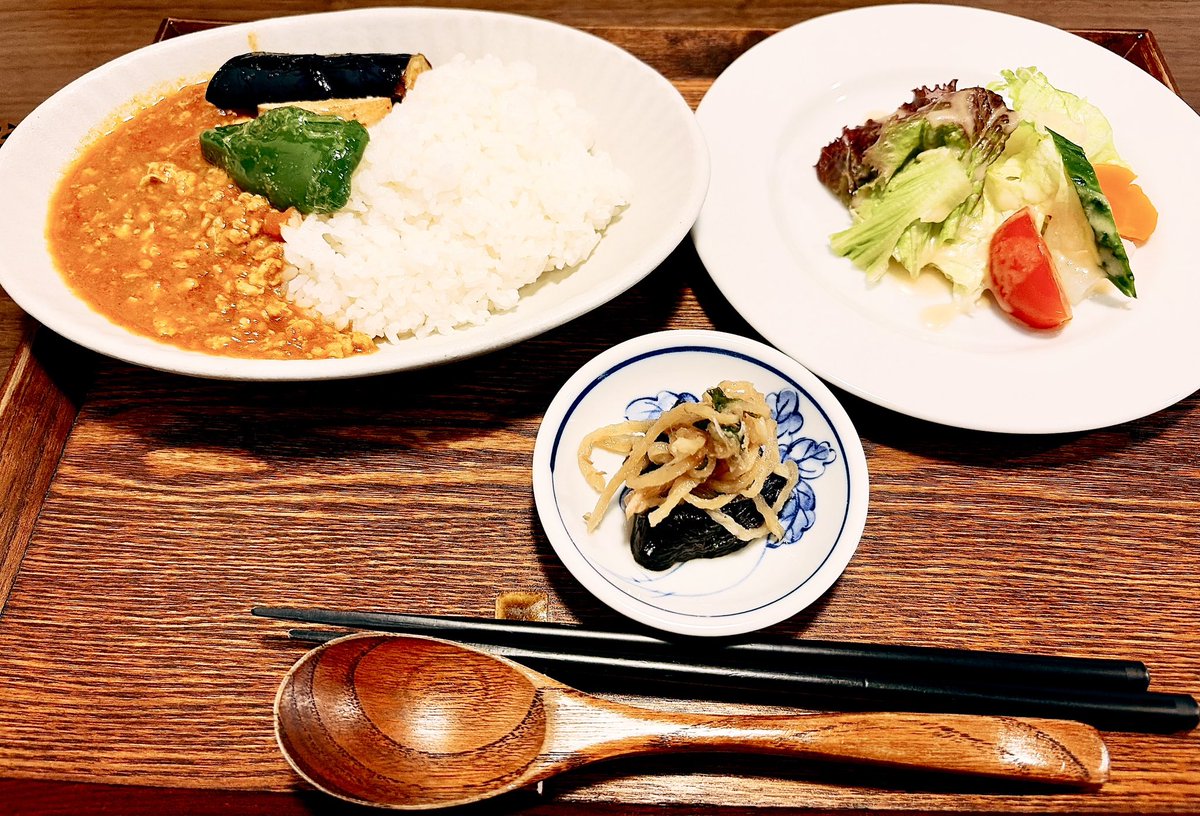 mikinagasan_APC's tweet photo. あちー日に美味しいものをいっぱい食べました！！もうちょっと涼しかったらお散歩できたんだけどもう無理です！
ひとりで行った場所に友人と再び訪れるってのも良いもんですね。カレー🍛食べてタルト🥧欲張って2個食べました腹パン。マンゴー🥭食べれて嬉しい。久々のサムギョプサルも幸せだった。 https://t.co/NyRwH6VHk0