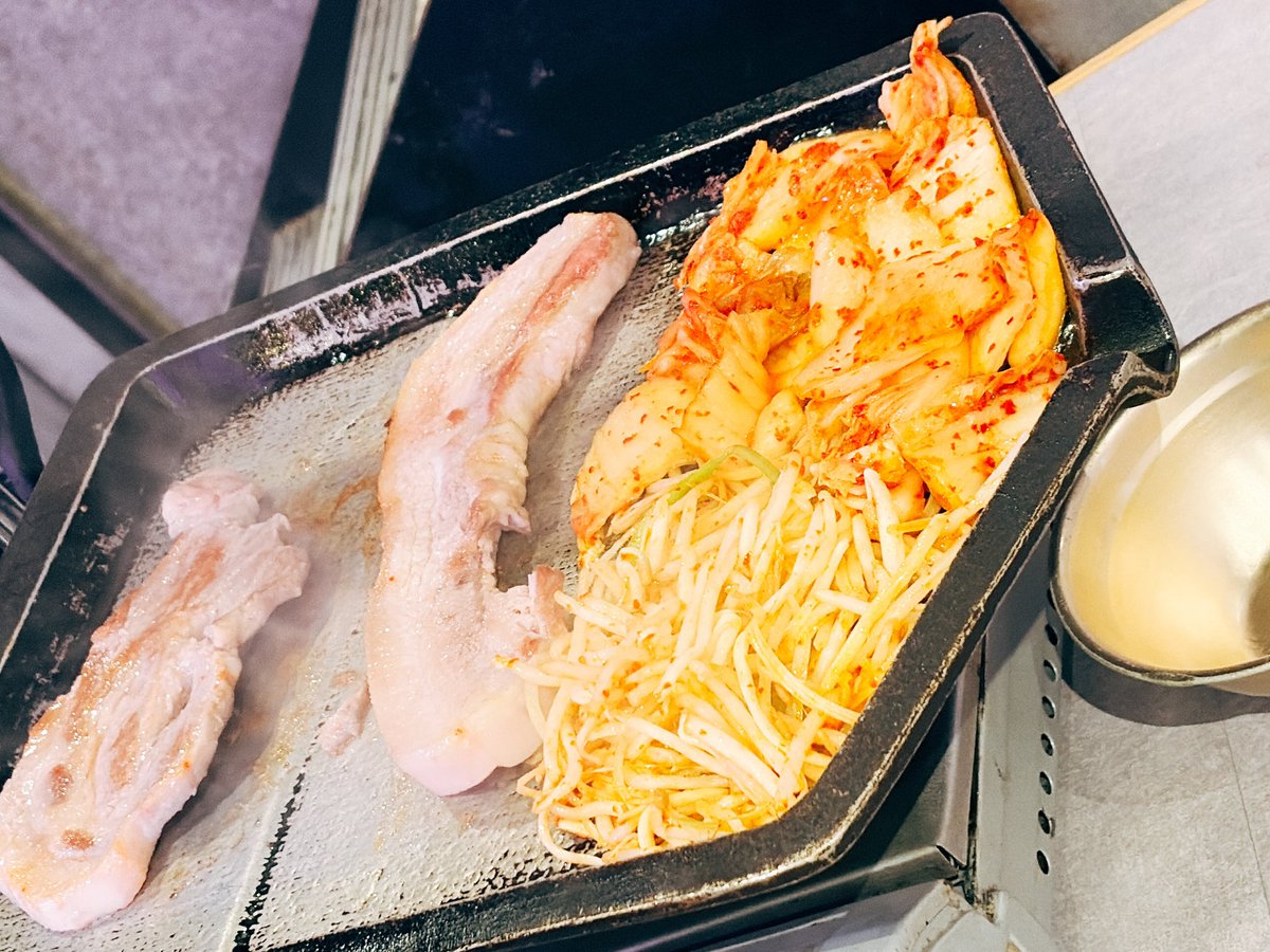 mikinagasan_APC's tweet photo. あちー日に美味しいものをいっぱい食べました！！もうちょっと涼しかったらお散歩できたんだけどもう無理です！
ひとりで行った場所に友人と再び訪れるってのも良いもんですね。カレー🍛食べてタルト🥧欲張って2個食べました腹パン。マンゴー🥭食べれて嬉しい。久々のサムギョプサルも幸せだった。 https://t.co/NyRwH6VHk0