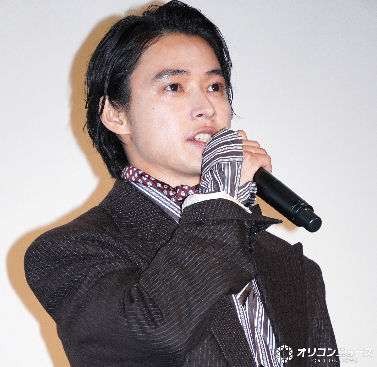 oricon's tweet photo. 🎞『キングダム 魂の決戦』
初日舞台あいさつ

山﨑賢人最新作ロケットスタートに笑顔☺
💭「新章開幕です！」　

前作動員対比124％🔥
https://t.co/LuYC9epJqN

#キングダム @kingdomthemovie https://t.co/jFVTHYQnXN