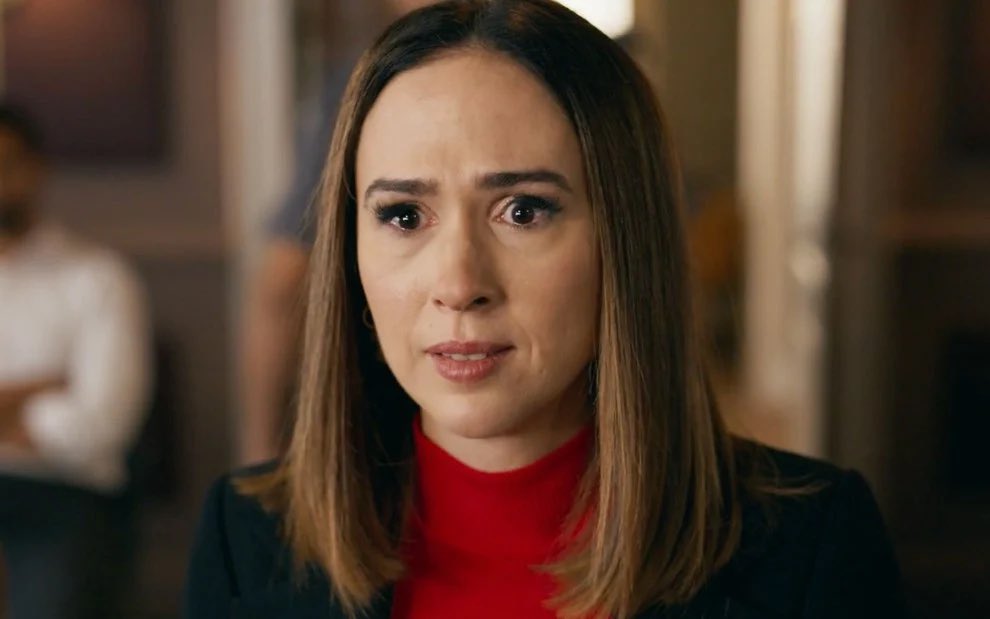 suedeMingotte's tweet photo. Adriana ampliará sua lista de vingança em #QuemAmaCuida e passará a considerar os sobrinhos de Arthur como responsáveis pela injustiça que a levou à prisão, por acreditar que eles também agiram de olho na herança. No entanto, ela fará uma exceção: Brigitte. 

Desde o início da trama, a personagem sempre acreditou na inocência de Adriana e, por isso, ficará fora da mira da protagonista. Mais adiante, Brigitte deixará de apenas acompanhar o conflito e se tornará uma importante aliada de Adriana, enquanto também enfrentará uma grande reviravolta ao descobrir a verdade sobre sua paternidade.

🗞️ Notícias da TV