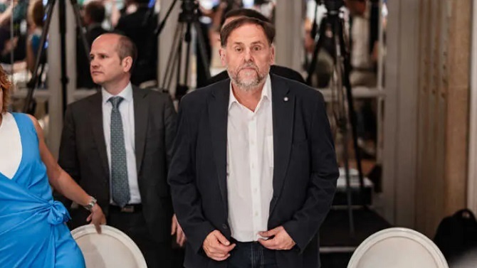 iusport's tweet photo. Junqueras, ante la final del Mundial: "Seguro que ganará el Barça y no el Real Madrid" https://t.co/KZWfYbGj4P https://t.co/ECjzeKVwhu