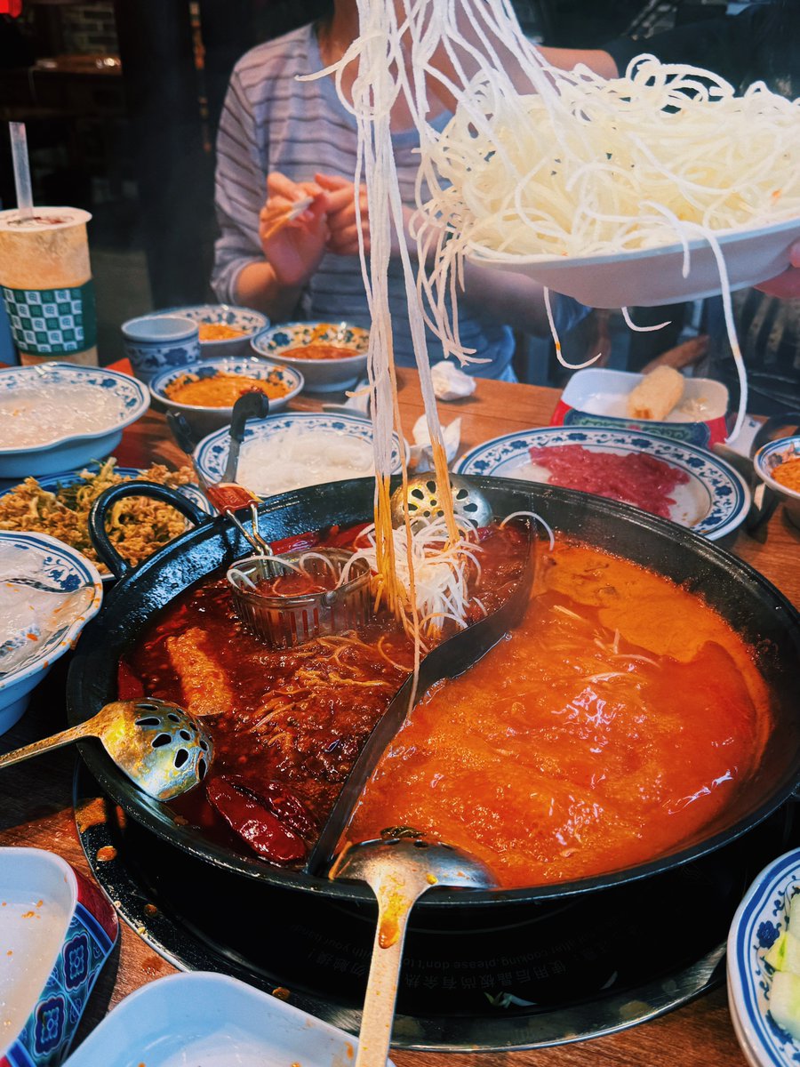 _travelkim's tweet photo. 대림 화퍼냥
대림에 화퍼냥 있는 거 알았으면 나 상해에서 충칭식 훠궈 안 먹었지,,,
우지(소기름) 들어가는 제대로 충칭식 훠궈였고 얇은 감자채, 오리 내장, 가물치, 건화채(말린 콜리플라워) 등등 생소하지만 맛있는 재료들 많고 심지어 홍탕 육수에 자스민 들어감
가격은 하이디라오 반값 https://t.co/fwRt4DTarU