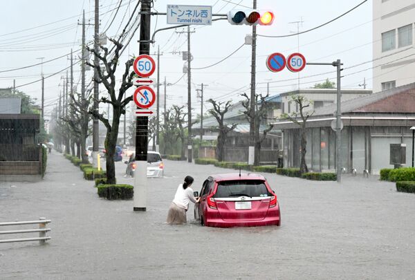 nmaiyasan's tweet photo. 今現在の足利市内（7月17日19時41分）

・大規模冠水により沈んでいる車が多数
・大雨危険警報(レベル4)、土砂災害危険警報(レベル4)
・北関東道が通行止め(足利IC-岩舟JCT / 足利IC-太田藪塚IC間)

https://t.co/OZ9mkbeOAR
https://t.co/ChFvk47BeF
https://t.co/4dA5cI9Jod https://t.co/IGzoPlWJp4