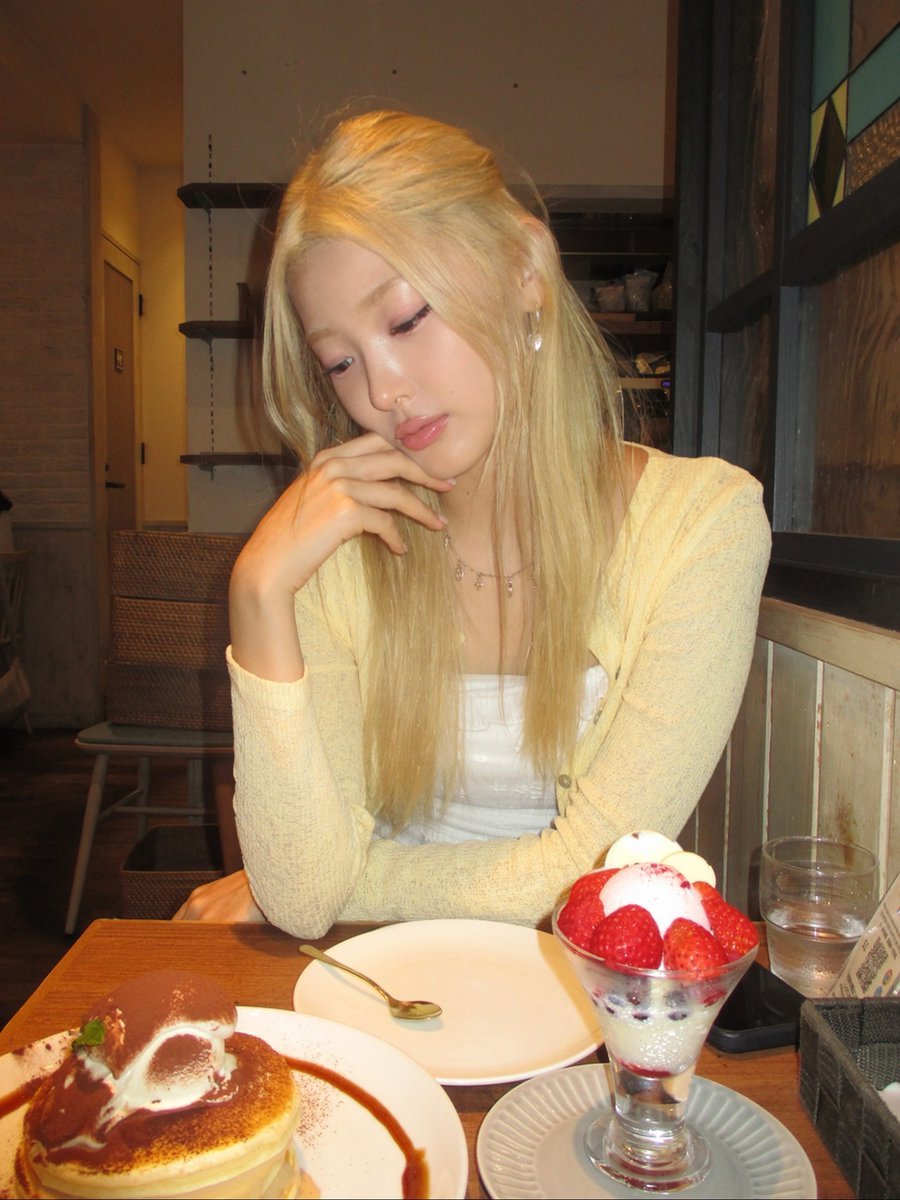 yooncaeh's tweet photo. There’s always a room for dessert 🥞🥢:9 https://t.co/bS74jTSW7Z