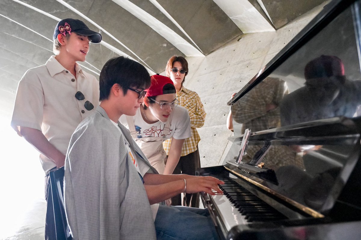 mixch_carbonara's tweet photo. ชอบรูปนี้ที่สุดเลย เป็น magic moment ที่เกิดขึ้นแบบกะทันหันมาก น้องเจมเล่นเปียโน โฟ้ดร้องเพลง สกายนานิยืนให้กำลังใจ ทุกคนร้องเพลงกันและกันคลอไปด้วย best memory in japan 🫶🏻🤍

#OishixGFSNTrip2026 https://t.co/IPhIuQQWb2