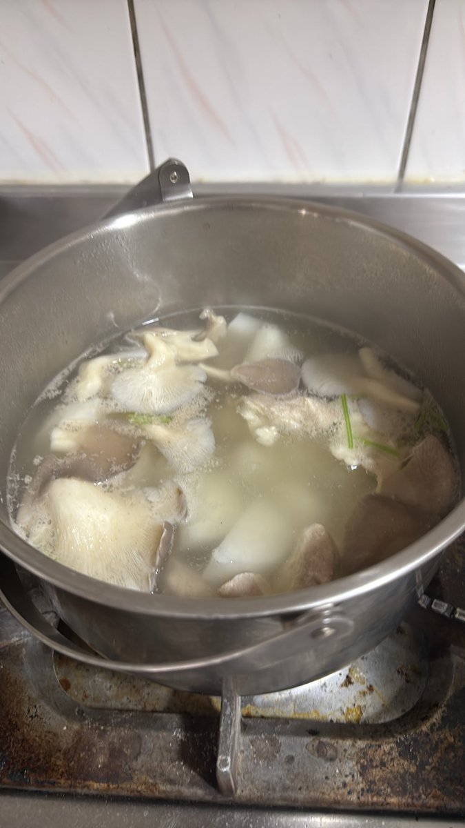 Mayaezxl's tweet photo. 黃昏下班，把忙碌留在門外，把快樂帶回家。

放著喜歡的音樂，走進廚房，為自己準備一頓熱騰騰的晚餐。今天的主角，是一碗暖心的排骨菇菇湯。

湯頭慢慢熬出香氣，排骨鮮嫩、菇菇鮮甜，每一口都像是在替疲憊充電。平凡的日子，不需要太多理由，一頓用心的晚餐，就是最好的療癒。

#下班日常 #快樂生活 https://t.co/OOjiiYEGac