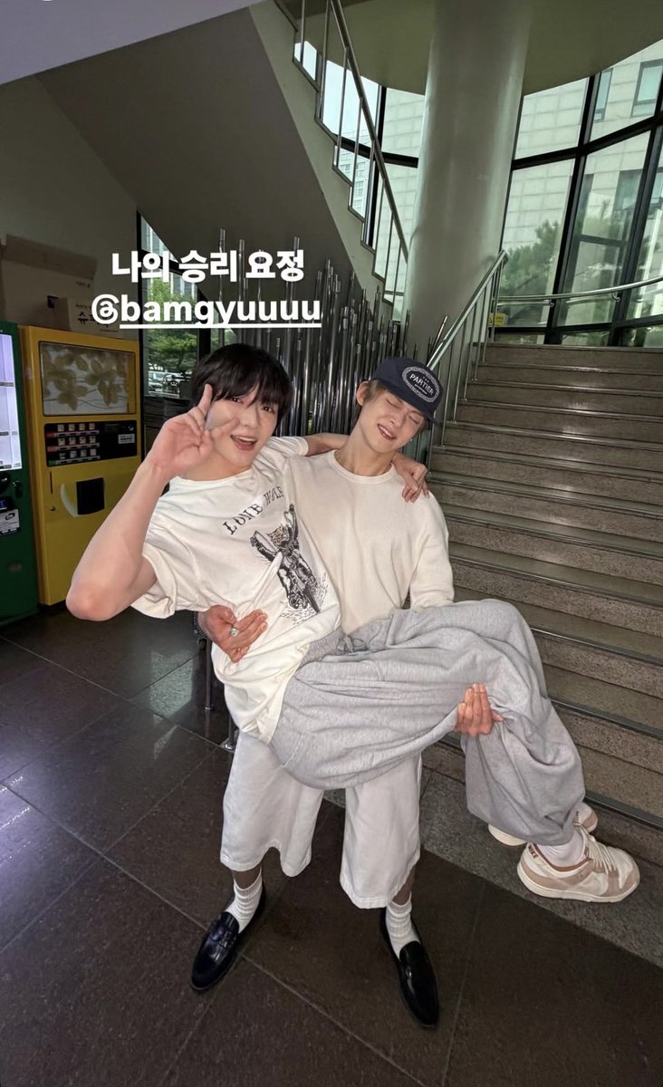 9zzun13's tweet photo. 먹물 뿜는 걸 넘어서 쏟음 진짜로 https://t.co/M64Gf08yPt