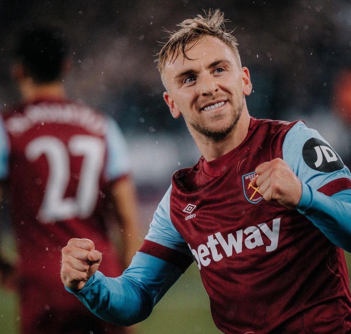FabrizioRomano's tweet photo. 🚨⚒️ Jarrod Bowen STAYS at West Ham and will play for #WHUFC in Championship next season.

He’s signed revised contract at the club and his decision is to continue at West Ham.

The captain stays. ©️ https://t.co/AEhbvawc4Y