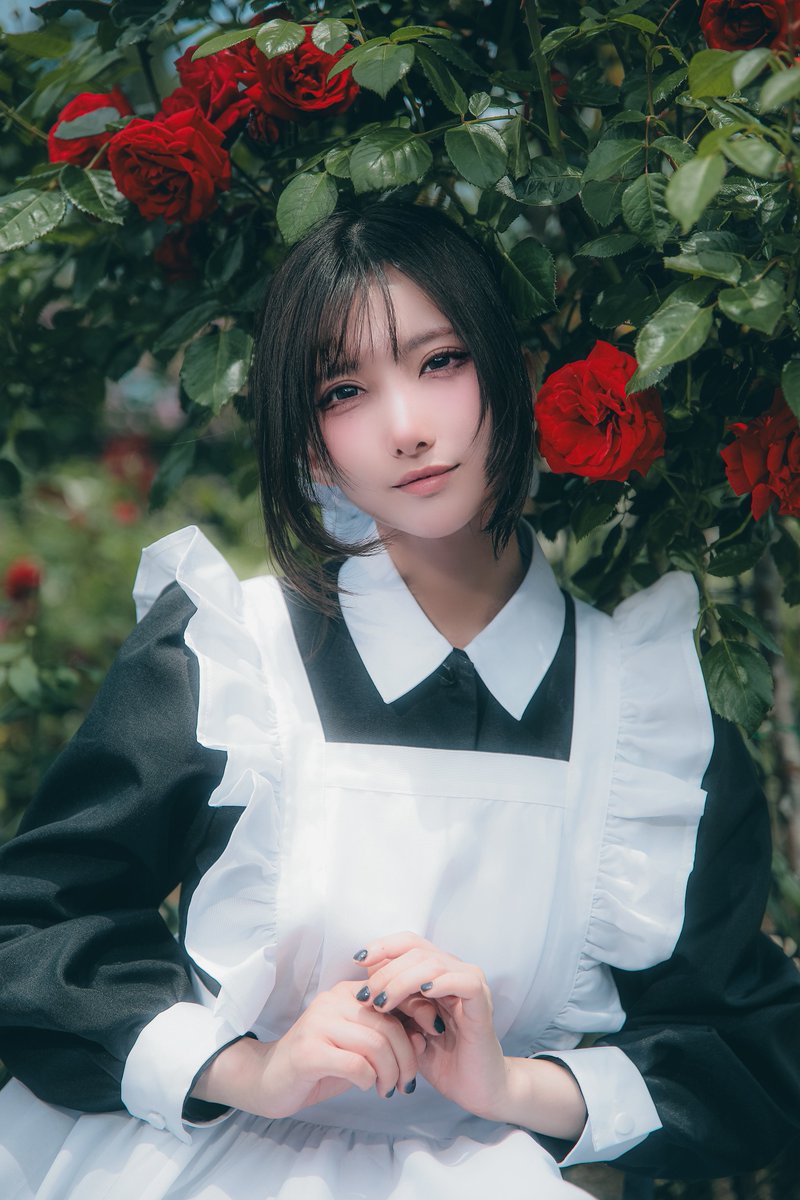 MiuuuuTEN's tweet photo. 夏コミで写真集になるメイドさん4枚 https://t.co/c0g2mOJB41