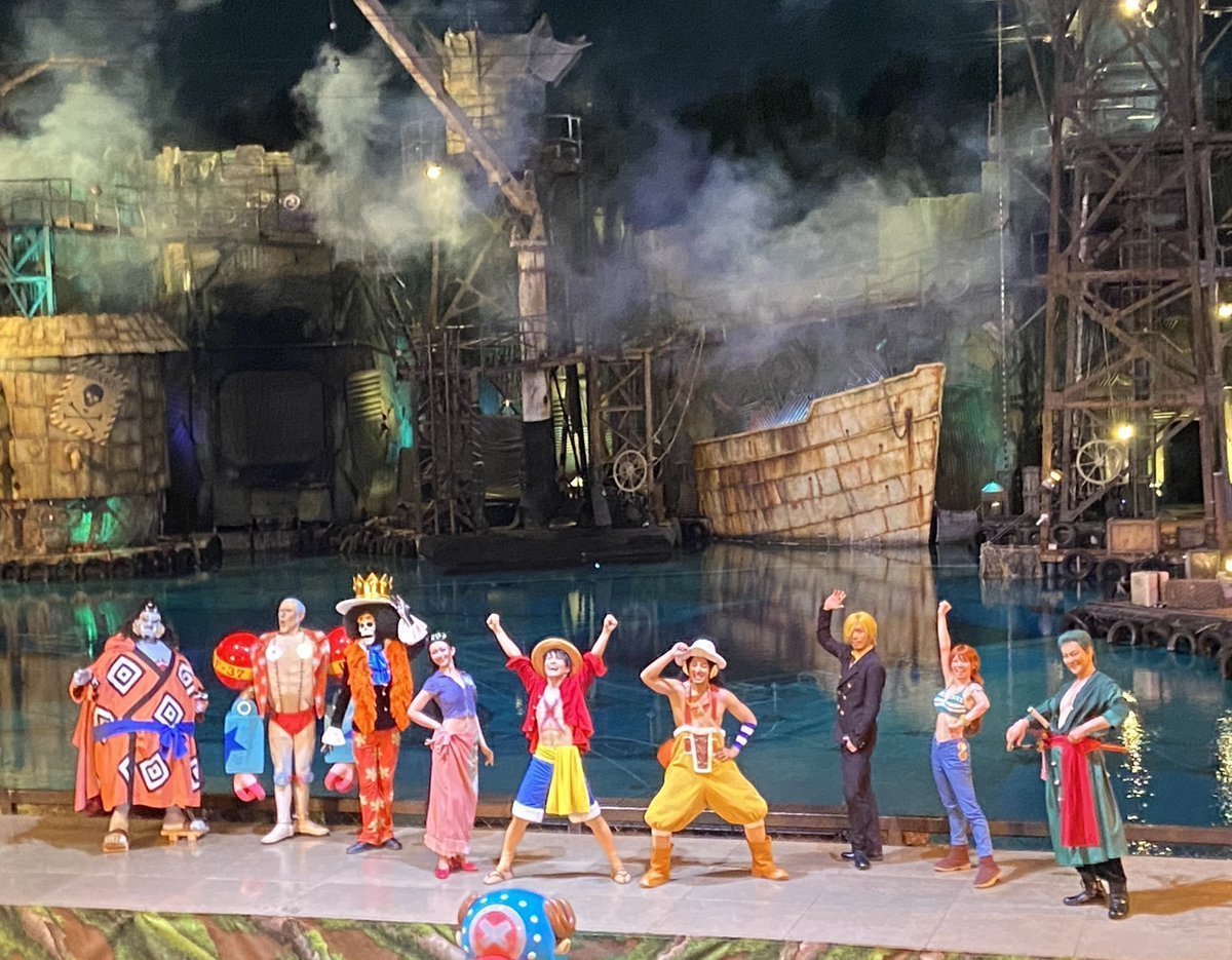 usj1's tweet photo. エンターテイナー（役者）、USJの「個人業務請負契約」が持つ圧倒的なメリットと、TDRには逆立ちしても真似できない強み #USJ #TDR #プレショ

夏の風物詩である『ワンピース・プレミアショー（プレショ）』に、ふだんは東京を中心に活躍している舞台俳優やアクション俳優、ダンサーたちが期間中だけ大阪に拠点を移して出演するのは、USJファンにとってお馴染みの光景です。
この「特定シーズン（プレショのみ）だけのスポット契約がOK」という柔軟なシステムが、どれだけショーのクオリティに直結しているかを紐解いてみましょう。

①「ワンピースショーだけ出演」が可能な仕組み
USJが個人業務請負であるということは、働く側からすれば「いつ、どの仕事を引き受けるかを自分自身でコントロールできる」ということです。

■TDRの縛り：
もしTDRであれば、直接雇用の「年間契約」が基本となるため、特定の夏のショーだけ出て、他の時期は東京で別の舞台に出る……というような都合の良い働き方はルール上一切認められません。
■USJの自由度：
USJは「夏の『ワンピース・プレミアショー』のキャスト（業務）」という単位で請負契約を結びます。
そのため、役者側は「夏の数ヶ月間だけUSJのプレショに全力投球し、終わったら東京に戻ってテレビや舞台、2.5次元ミュージカルの活動に戻る」という、プロとして理想的なキャリアの重ね方ができます。

②東京の「超一流アクション俳優・劇団員」が大阪に集結する
ワンピースのショーは、非常に高度なアクションやスタント、アクロバット、そして原作キャラクターを完璧に憑依させる高い演技力が求められます。
「ワンピースショー限定契約」ができるからこそ、以下のような東京の第一線で活躍するプロが集結します。
大手の有名アクションクラブ
東京の2.5次元舞台や演劇界で活躍する実力派の若手俳優
劇団やテーマパークで経験を積んだトップクラスのパフォーマー

彼らは普段、東京での芸能・舞台活動を本業としていますが、「プレショのキャストになれるなら」と、夏の間だけ大阪に喜んでやってきます。
これにより、USJ側は「自社で1年中雇用して養うコストを抑えつつ、夏の間だけ日本最高峰のアクションとビジュアルを揃えた『ドリームチーム』を編成する」という、極めて合理的で賢いエンタメ運営を行っているのです。