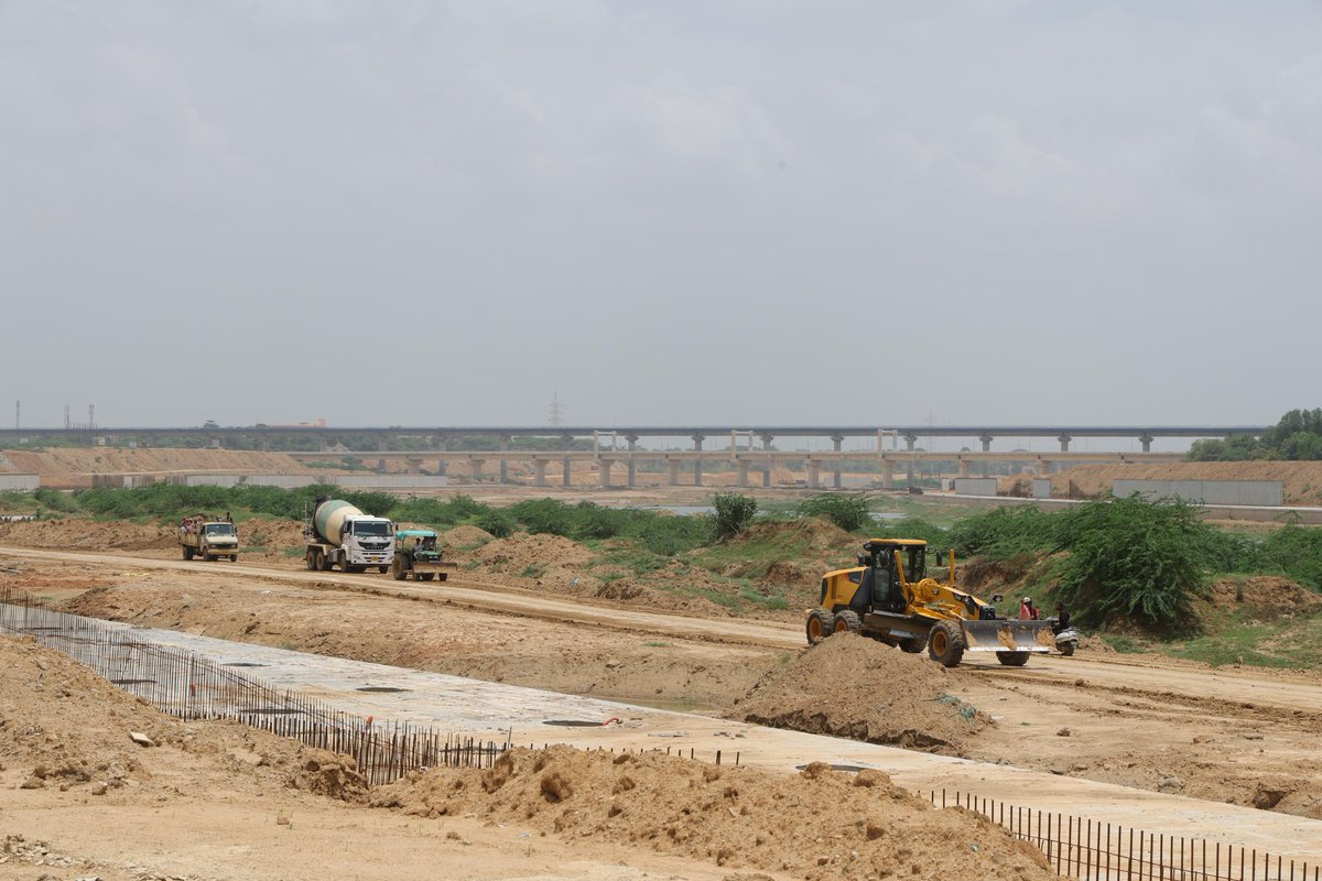 sanghaviharsh's tweet photo. Visited the ongoing site of the GIFT City Riverfront project and reviewed the progress. https://t.co/lXLsVYJ10C