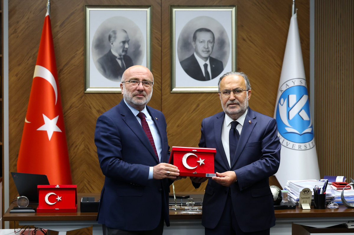 ProfKaramustafa's tweet photo. 15 Temmuz Derneği [@15Temmuz_Der] Başkanı Sayın İsmail Hakkı Turunç [@HakkiTurunc] ile 15 Temmuz Gazimiz Sayın Ahmet Alkılıç’ı [@ahmetalk] Üniversitemizde [@kayseriedu] ağırlamaktan onur duyduk.

Millî irademizin nişanesi olan değerlerimizi akademik vizyonumuzla harmanlayarak geleceğe taşımak adına gerçekleştirdiğimiz bu anlamlı ve ufuk açıcı ziyaretleri için kendilerine teşekkürlerimi sunarım.🇹🇷

#KayseriÜniversitesi⁠ #KAYÜ⁠ #AkademikVizyon⁠ #15TemmuzDerneği⁠ ⁠#15TemmuzGazileri⁠ #Millîİrade⁠ #ToplumsalHafıza⁠