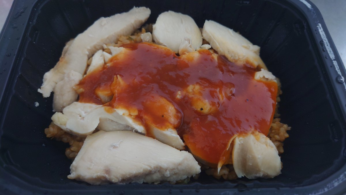 ganbarimuscle's tweet photo. セブンイレブンのジム飯 チキンジャンバラヤを食べてみましたよ👍

たんぱく質47.3g、脂質6.4g‼️
とんでもないマッチョ食です💪😂

ご飯少なめでしたが、チキンが盛々入ってますよ✨ https://t.co/STqMUwFieo