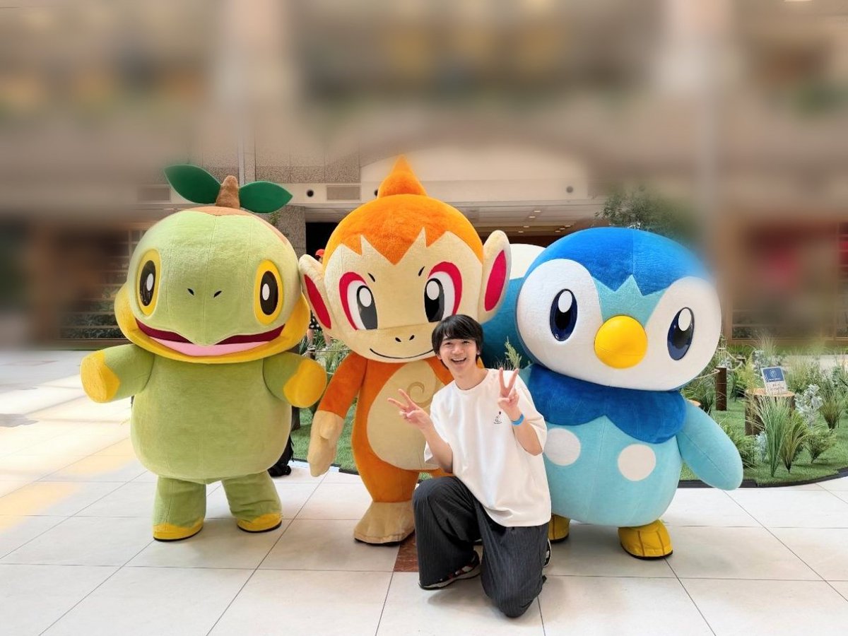 Kikunosuke_Toya's tweet photo. #ポケスリ3周年をみんなで 

横浜みなとみらいで開催中の
『ポケスリ3周年
横浜でみっけ！ポケモンねがおリサーチ』

イベント体験会に招待していただきました！
結論、最高のイベントです。

まず目に入ったのは…
すっごい大きいカビゴン！！！
気持ちよさそうに寝ててかわいいね〜☺️
きのみいっぱい食べて大きく育ってね〜🙂‍↕️

スタンプラリーでは、色んな場所でポケモンの寝顔を見ることができてめちゃめちゃ楽しかったです！
天井からぶら下がってる写真には
ちょっとニヤッとしちゃうような仕掛けもあって
見つけたときは嬉しかった😏

Pokémon Sleep ドリンクスタンドでは
ゲームでいつも作ってるドリンクが
実際に飲めて最高でした😭
(あくまのキッスフルーツオレ、ガチまんますぎて美味しかった！他のドリンクも全部飲みたい〜🧋😋)

ポケスリ好きにはたまらないイベント
本当にありがとうございます🥳

みんなもやろう、ポケモンスリープ！
イベントに行こう！
(そして、いっぱい寝よう😴)

イベント詳細↓
https://t.co/e0GJUlM6gX

#ポケスリ横浜イベント 
#ポケモンスリープ