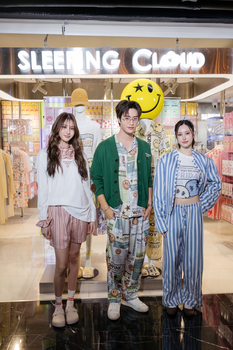 webstarupdate's tweet photo. แฟลชรัวทั้งสยาม! "เก้า-สุภัสสรา" นำทีม "เจมีไนน์-โยโกะ-วิว" เปิดตัว SLEEPING CLOUD เขย่าวงการชุดนอน
#SleepingcloudTH #SleepUpgrade #CloudFriends #CloudModeChallenge
เรียกว่าแค่เปิดงานก็ทำเอาลาน Atrium สยามเซ็นเตอร์ แทบแตก! เมื่อแบรนด์ชุดนอนพรีเมียม SLEEPING CLOUD จัดงาน "The New Era of Sleepwear" เปิดตัวนวัตกรรม Lyocools™ CoolMode Fabric Technology หรือ "ชุดนอนผ้าติดแอร์" ภายใต้แนวคิด "Beyond Sleepwear. Into Sleep Care." งานนี้นอกจากจะยกทัพนวัตกรรมใหม่มาเอาใจสายรักสุขภาพแล้ว ยังรวมตัวเหล่าคนดังแถวหน้าของวงการบันเทิงไว้ในงานเดียว จนแฟนคลับและช่างภาพแห่ปักหมุดเก็บภาพกันแบบไม่มีพัก
ไฮไลต์ของงานหนีไม่พ้นการปรากฏตัวของนางเอกสาว “เก้า-สุภัสสรา ธนชาต” พรีเซนเตอร์คนแรกของแบรนด์ ที่มาในลุคสวยหวานแต่ซ่อนความเท่ เรียกแฟลชจากสื่อมวลชนรัวๆ พร้อมเผยอินไซต์การดูแลตัวเองว่า "การนอนหลับที่ดี" คือหนึ่งในเคล็ดลับสำคัญของการใช้ชีวิต ทำให้เข้ากับคอนเซ็ปต์ของแบรนด์ที่ต้องการยกระดับชุดนอนจากแฟชั่นธรรมดา สู่ Sleep Care Item ที่ช่วยเติมเต็มคุณภาพการพักผ่อน
“เก้า-สุภัสสรา” พรีเซนเตอร์คนแรกของแบรนด์เผยว่า "ทุกวันนี้ตารางงานค่อนข้างแน่นค่ะ เพราะฉะนั้นเวลาพักผ่อนเลยเป็นช่วงเวลาที่เก้าให้ความสำคัญมาก ยิ่งได้นอนสบายก็เหมือนได้ชาร์จพลังให้ตัวเอง เก้าชอบคอนเซ็ปต์ของ SLEEPING CLOUD ที่มองว่าชุดนอนไม่ใช่แค่เรื่องแฟชั่น แต่เป็นส่วนหนึ่งของการดูแลสุขภาพด้วย รู้สึกว่าเข้ากับไลฟ์สไตล์ของเก้ามาก เลยดีใจที่ได้เป็นพรีเซนเตอร์คนแรกของแบรนด์ค่ะ"
เพิ่มอุณหภูมิความฮอตให้พุ่งขึ้นอีก เมื่อพระเอกหนุ่มสุดฮอต “เจมีไนน์-นรวิชญ์ ฐิติเจริญรักษ์” ปรากฏตัวเรียกเสียงกรี๊ดจากแฟนคลับสนั่นงาน ขณะที่ วิว-เบญญาภา จีนประสม, พราว-อรณิชา กรินชัย, โยโกะ-อาภัสรา เลิศประเสริฐ, มีมี่-เหมือนฝัน มั่นนาม และ มิ้นท์-ธิฌาน์ ธนกิจรุ่งโรจน์ ก็ไม่น้อยหน้า ต่างมาในลุคแฟชั่นสุดโดดเด่น ผลัดกันโพสท่าแจกความสดใส สร้างโมเมนต์ให้ช่างภาพกดชัตเตอร์กันแทบไม่ทัน
นอกจากความปังของเหล่าคนดังแล้ว ภายในงานยังสร้างเซอร์ไพรส์ด้วยการเปิดตัว Smart Sleep Station (Sleep Upgrade Experience) สเตชั่นแอนด์สโตร์รูปแบบใหม่ครั้งแรกของประเทศไทย ที่ให้ผู้ร่วมงานเลือกซื้อชุดนอนผ่าน Interactive Vending Machine แบบ Grab & Go ได้ทันที สร้างความตื่นตาตื่นใจจนกลายเป็นอีกหนึ่งมุมฮอตที่หลายคนต่อคิวทดลองใช้งาน
ด้าน แนน-รัตติยา วรรัตน์ ผู้บริหารของ SLEEPING CLOUD เปิดเผยว่า “ปัจจุบันผู้คนหันมาใส่ใจสุขภาพมากขึ้น แต่สิ่งที่มักถูกมองข้ามคือ "คุณภาพการนอนหลับ" ซึ่งเป็นรากฐานสำคัญของการใช้ชีวิต แบรนด์จึงพัฒนา Lyocools™ จากเส้นใยธรรมชาติ 100% ที่ออกแบบมาเพื่อสภาพอากาศร้อนชื้นของประเทศไทยโดยเฉพาะ มีคุณสมบัติช่วยระบายอากาศ ลดความร้อนและความชื้นสะสม พร้อมมาตรฐาน CoolMode จากสถาบันพัฒนาอุตสาหกรรมสิ่งทอ (THTI) ร่วมกับ TGO รวมถึงมีคุณสมบัติ Anti-Bacteria และเป็นมิตรต่อสิ่งแวดล้อม“
ภายในงานยังเผยโฉมคอลเลกชันใหม่ภายใต้แนวคิด "Your 7 Days Pajamas" ที่ยังคงเอกลักษณ์ Chic and Comfort Pajamas พร้อมเพิ่มความสนุกด้วยการจับมือกับ S.W. Smiley คาแรกเตอร์ระดับโลกจากประเทศอังกฤษ ถ่ายทอดแฟชั่นชุดนอนในสไตล์ Streetwear ภายใต้ธีม "Pajamas Update, Sleep Upgrade" ให้ชุดนอนกลายเป็นแฟชั่นไอเทมที่ใส่ได้ทุกวัน การเปิดตัวครั้งนี้ยังถือเป็นการปักหมุด Flagship Store แห่งใหม่ที่สยามเซ็นเตอร์ พร้อมเดินหน้ากลยุทธ์ Omnichannel ขยายตลาด Sleep & Wellness อย่างเต็มรูปแบบ และตอกย้ำภาพลักษณ์ของ SLEEPING CLOUD ในฐานะแบรนด์ชุดนอนพรีเมียมที่ผสานแฟชั่น นวัตกรรม และการดูแลสุขภาพเข้าไว้ด้วยกัน
เรียกได้ว่าเป็นอีกหนึ่งอีเวนต์ที่ครบเครื่องทั้งแฟชั่น เทคโนโลยี และกองทัพซูเปอร์สตาร์ ที่ทำให้บรรยากาศตลอดงานเต็มไปด้วยสีสันและเสียงกดชัตเตอร์ไม่ขาดสาย พร้อมประกาศชัดว่า SLEEPING CLOUD กำลังพา "วงการชุดนอน" ก้าวเข้าสู่ยุคใหม่ ที่การนอนหลับไม่ใช่แค่การพักผ่อน แต่คือไลฟ์สไตล์ที่ทุกคนให้ความสำคัญ
สำหรับผู้ที่สนใจสามารถร่วมสัมผัสประสบการณ์การนอนหลับรูปแบบใหม่ได้แล้ววันนี้ ณ Flagship Store สาขา Siam Center ชั้น 1, Siam Paragon ชั้น 3, Iconsiam ชั้น 1, Central Eastville ชั้น 1 และ Mega Bangna ชั้น 1 หรือติดตามรายละเอียดเพิ่มเติมได้ทาง Instagram: @sleepingcloud.th, Facebook: Sleepingcloud, TikTok: sleepingcloud.official และ Line@: sleepingcloud
ภาพเพิ่มเติม>>> https://t.co/QvZarWV9cX