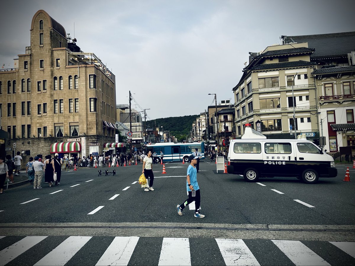 Flying_Blackpig's tweet photo. はじめての祇園祭✨

歩行者天国になった四条通を歩くだけでも
ワクワクします。

…と思ったら、気がつけば前にも後ろにも人、人、人。
さすが日本三大祭のひとつ。
その熱気に圧倒されました😅 https://t.co/qzqNXxWbcD