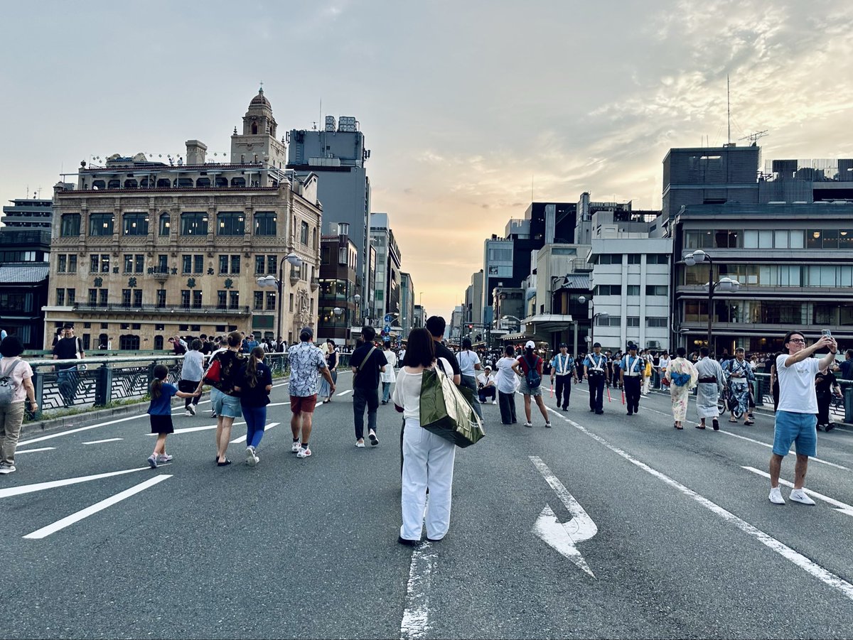Flying_Blackpig's tweet photo. はじめての祇園祭✨

歩行者天国になった四条通を歩くだけでも
ワクワクします。

…と思ったら、気がつけば前にも後ろにも人、人、人。
さすが日本三大祭のひとつ。
その熱気に圧倒されました😅 https://t.co/qzqNXxWbcD