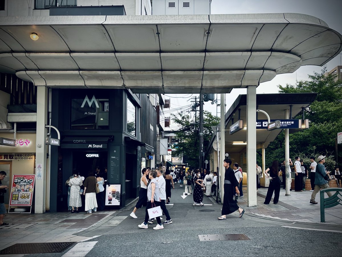 Flying_Blackpig's tweet photo. はじめての祇園祭✨

歩行者天国になった四条通を歩くだけでも
ワクワクします。

…と思ったら、気がつけば前にも後ろにも人、人、人。
さすが日本三大祭のひとつ。
その熱気に圧倒されました😅 https://t.co/qzqNXxWbcD