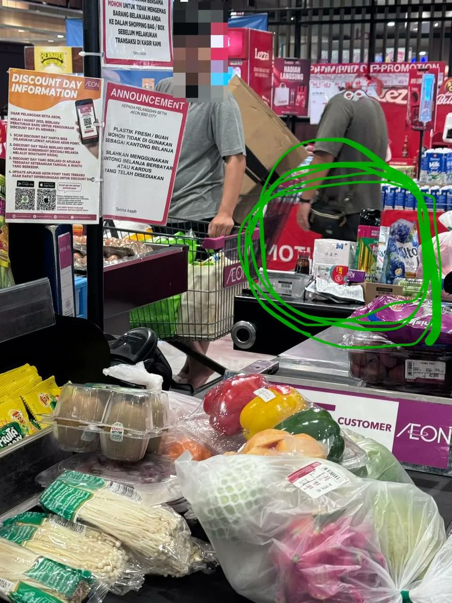 Tukangfotozznw's tweet photo. 2 bapak2 muda belanja. Pas mau bayar bingung barang belanjaan taro dimana? Kasir nawarin beli tas, mereka ga mau, terus dikasih solusi pake kerdus yg harus diambil di bawah eskalator. Awalnya mau, tapi ga mau ribet nyiapin kardus yg harus dilakban sendiri, makaaaa..... balik ke kasir "GA JADI BELI YA MBA!' No sorry dong! Dan ninggalin barang2 yg sdh dihitung di mesin kasir tp belum dibayar!!! Aq sbg customer yg dr td nungguin/ngantri, mau getok ga si kepalanya???? Tp Mba kasirnya suaaabarrr.

cc : uchiku16