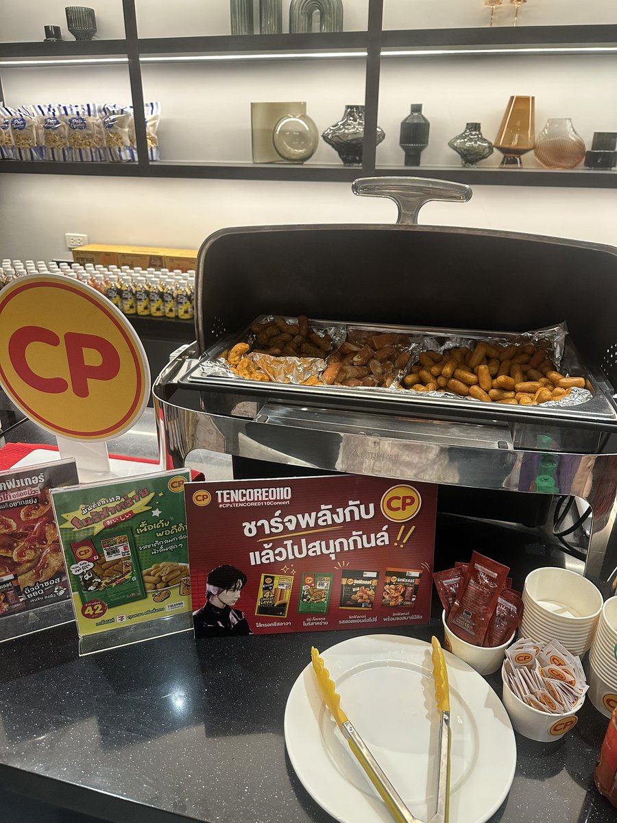 anotherbabyjj's tweet photo. ไม่มีเวลาต่อแถวกินด้านล่าง เข้าvip loungeมาคือจัดเต็มมาก #TENCORE0110Concert_Day1 https://t.co/tcdJuaBuY3