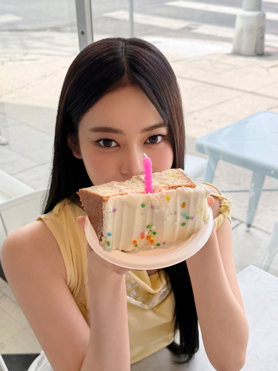 cosmosy_xm's tweet photo. 🎂kamión🎂
Happy Birthday to me ...♩🥂💐
20歳になった私もよろしくお願いします🤍✨️
家族、友達、メンバー、そしてeye=sy !!
支えてくれる全ての方に感謝しながら20歳も頑張ります🧚🏻‍♂️🪽
沢山のお祝いありがとう!! 大好き~♥

💙[himesha]
カミオンお誕生日おめでとう‼🎀
今まで色んなことを一緒に乗り越えてきたから、
 これからもずっと助け合ってどんな事も一緒に乗り越えていけるんじゃないかな‼😤🩵✨
いつも笑顔になれる理由になってくれてありがとう:)
最高な一年を作ろう~‼

💛[de_hana]
カミオンお誕生日おめでとう^ - ·̫ - ^🩷もう2人とも20歳！まだ信じられへん🥺
カミオンと出会ってもう今年でもう3年くらい経つんじゃない！？
いつも明るくて可愛くて面白くてでも尊敬できるカミオンが大好きだよ！♡
これからも最高の思い出作りながら一緒に頑張っていこうねー！(>ᴗ<)20歳最高の1年にしよう⋆₊⁺⋆

💚[a’mei]
Happy 20th Birthday💕
20歳という特別な節目を一緒にお祝いできて嬉しいです★
これからもカミオンらしく、笑顔あふれる毎日になりますように!!!✨️✨️
一緒にもっともっと素敵な景色を見にいこうねっ!!!
お誕生日おめでとう🎂

#cosmosy #コスモシー #코스모시
#himesha #de_hana #kamión #amei