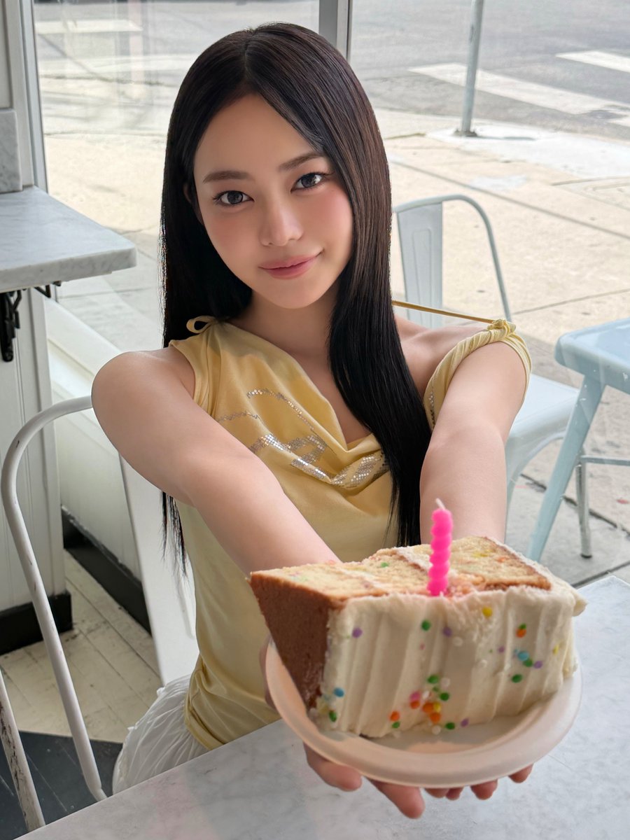 cosmosy_xm's tweet photo. 🎂kamión🎂
Happy Birthday to me ...♩🥂💐
20歳になった私もよろしくお願いします🤍✨️
家族、友達、メンバー、そしてeye=sy !!
支えてくれる全ての方に感謝しながら20歳も頑張ります🧚🏻‍♂️🪽
沢山のお祝いありがとう!! 大好き~♥

💙[himesha]
カミオンお誕生日おめでとう‼🎀
今まで色んなことを一緒に乗り越えてきたから、
 これからもずっと助け合ってどんな事も一緒に乗り越えていけるんじゃないかな‼😤🩵✨
いつも笑顔になれる理由になってくれてありがとう:)
最高な一年を作ろう~‼

💛[de_hana]
カミオンお誕生日おめでとう^ - ·̫ - ^🩷もう2人とも20歳！まだ信じられへん🥺
カミオンと出会ってもう今年でもう3年くらい経つんじゃない！？
いつも明るくて可愛くて面白くてでも尊敬できるカミオンが大好きだよ！♡
これからも最高の思い出作りながら一緒に頑張っていこうねー！(>ᴗ<)20歳最高の1年にしよう⋆₊⁺⋆

💚[a’mei]
Happy 20th Birthday💕
20歳という特別な節目を一緒にお祝いできて嬉しいです★
これからもカミオンらしく、笑顔あふれる毎日になりますように!!!✨️✨️
一緒にもっともっと素敵な景色を見にいこうねっ!!!
お誕生日おめでとう🎂

#cosmosy #コスモシー #코스모시
#himesha #de_hana #kamión #amei