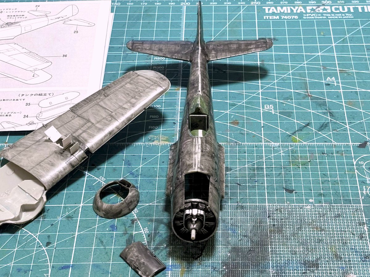 Leonco_Uncini's tweet photo. 日本陸軍四式戦闘機キ-84型甲 疾風（はやて）を作っています。今夜は胴体エンジン部分を仕上げて主翼内部のホ-５-20mm機関砲を作って下側主翼パーツに取り付けようかと思います。弾倉ハッチとか燃料注入口穴開けとハッチつけようかと思います
#プラモデルは楽しい #プラモデル制作 #タミヤ https://t.co/rTTpRQhTdi