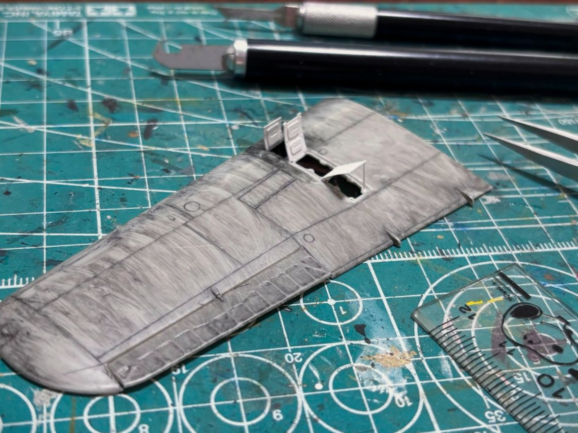 Leonco_Uncini's tweet photo. 日本陸軍四式戦闘機キ-84型甲 疾風（はやて）を作っています。今夜は胴体エンジン部分を仕上げて主翼内部のホ-５-20mm機関砲を作って下側主翼パーツに取り付けようかと思います。弾倉ハッチとか燃料注入口穴開けとハッチつけようかと思います
#プラモデルは楽しい #プラモデル制作 #タミヤ https://t.co/rTTpRQhTdi