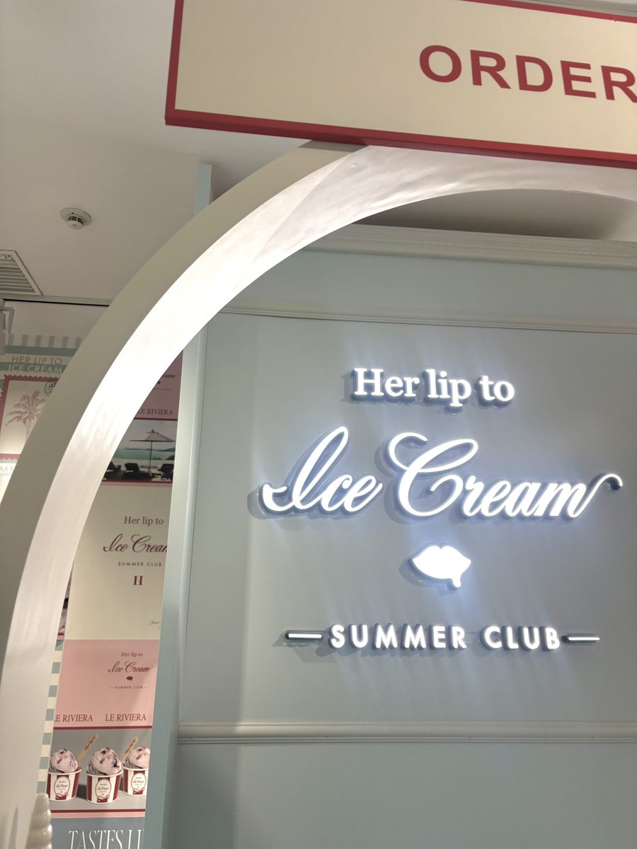 me3_ame's tweet photo. 𝐻𝑒𝑟𝑙𝑖𝑝𝑡𝑜 𝐼𝑐𝑒𝑐𝑟𝑒𝑎𝑚 𝑆𝑢𝑚𝑚𝑒𝑟 𝐶𝑙𝑢𝑏 🍒🍨🇫🇷
小嶋さんの作る空間は全部かわいくて、今年も無事に行けて幸せでした🪄アイスもとっても美味しくてグッズも全部かわいいのでまた期間中に行けたら嬉しい🍨💘
#herlipto https://t.co/jdvXJiGudp