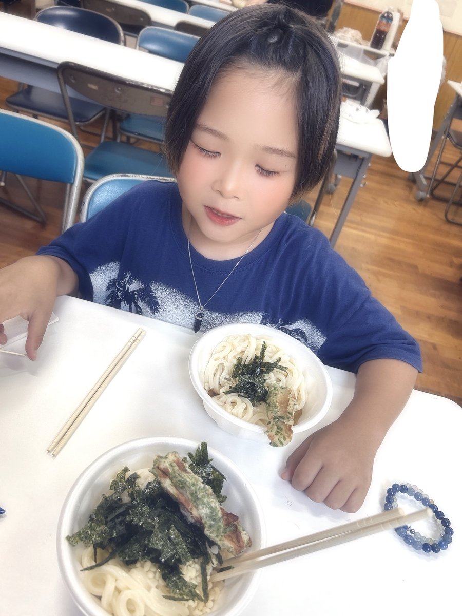 Nikumarupalmu's tweet photo. 初めて子ども食堂ってやつに
一緒に行ってみた( ᐛ )
短冊どうぞ〜！て言われたけど
もう七夕終わったよね・・・
こ、こーゆーものは気の持ちようだよな！！

外でフルーツポンチも作って
かるびが楽しそうでなによりでした( ᐛ )
さて明日から地獄の夏休みとつにゅー( ᐛ ) https://t.co/Cy9HrxhU1E