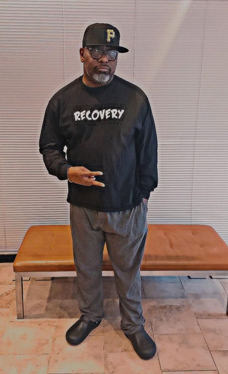 peekjames2's tweet photo. I'm grateful for recovery it has given me a spiritual awakening something that drugs alcohol and money could never give me. I just stay in the the process one day at a time #KingJames 👑 https://t.co/h3pbJt4D9q