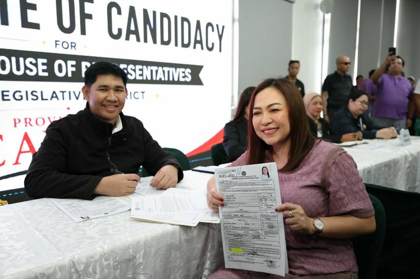 ibcdigital13's tweet photo. Naghain ng certificate of candidacy (COC) si Incumbent Dasmariñas, Cavite Mayor Jennifer Barzaga, ina ni expelled Cavite Rep. Kiko Barzaga, para tumakbo bilang kongresista ng nabakanteng distrito. | via Victor Llantino, IBC News
#IBCTV13 #IBCDigital #ISM #IntegratedStateMedia #ISM #COC #MayorJenniferBarzaga #KikoBarzaga