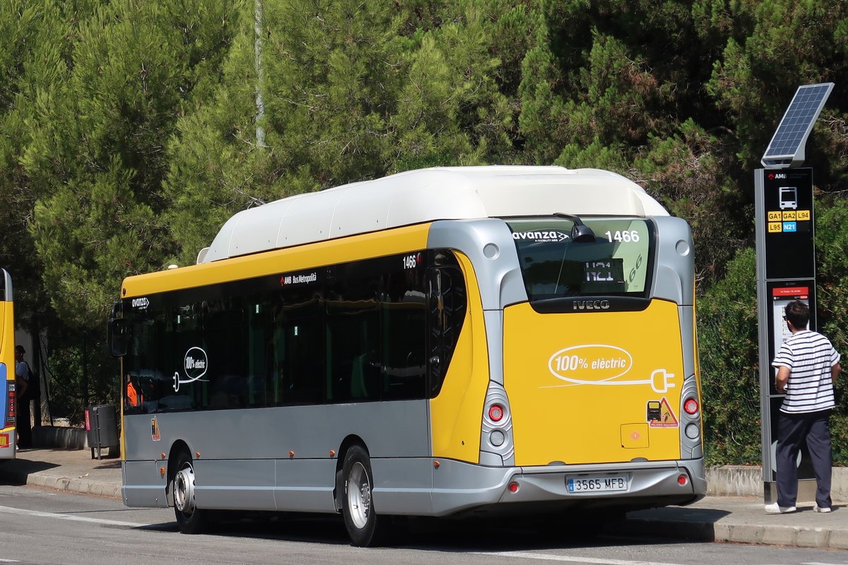 AjuntamentGava's tweet photo. 🚌🌙 Gavà Mar estrena servei de Nitbus
Aquesta nit entra en funcionament la nova línia N21, que dona servei per primera vegada Gavà Mar tingui servei de bus nocturn que conecta la platja i la ciutat! https://t.co/4bzxEvd4M6