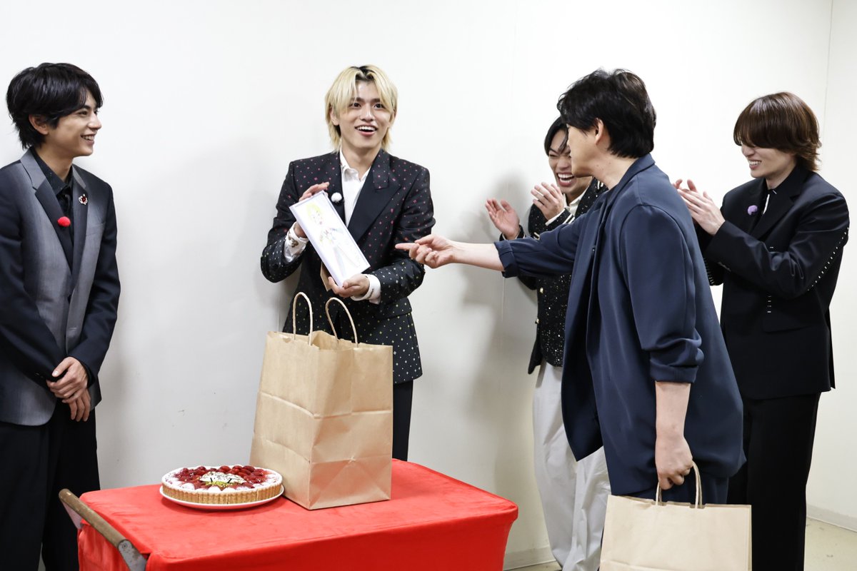 timeleszman_cx's tweet photo. HAPPY BIRTHDAY!! #篠塚くん

先日、７月９日は篠塚くんのお誕生日！🎂🙌
収録日当日がお誕生日だったので、みんなでお祝いしました！！🎉

と、そこにはなぜか勝地涼さんの姿も…？👀
今後の放送をお楽しみに💫

篠塚くん
お誕生日おめでとうございます！
２４歳も元気いっぱいの素敵な一年になりますように🐶⭐

次回の『タイムレスマン』は
🗓７月２４日（金）よる９時５８分〜お楽しみに✨

――――――――
『タイムレスマン』
📺毎週金曜 2１時 58 分放送
――――――――

#timelesz ＃タイムレスマン #篠塚大輝