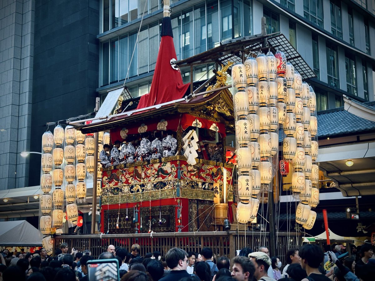 Flying_Blackpig's tweet photo. 祇園祭は1100年以上の歴史を持つ
伝統行事。

なかでも圧巻だったのは「山鉾」✨

高いものは20メートルを超え、
重さは10トン以上にもなるそうです。

目の前に現れたその大きさと豪華さには、
本当にびっくり。
歴史の重みと京都の文化の奥深さを肌で
感じることができました。

では、安芸の国へ🤗 https://t.co/7LglKWMyCm